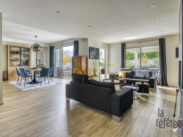 Belles prestations pour cette contemporaine avec piscine et proche bourg Thouaré sur Loire !