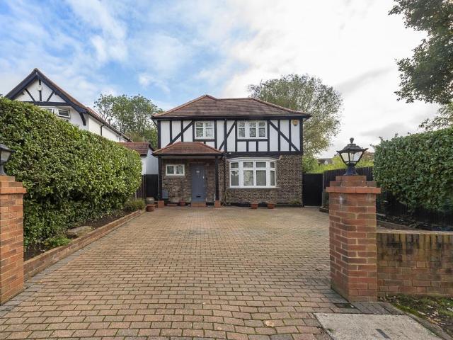 Bellfield Avenue Harrow HA3 5 bed detached house to rent £4,500 pcm £1,038 pw