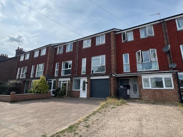 Bellingdon Road, CHESHAM 3 bed house to rent £2,300 pcm £531 pw