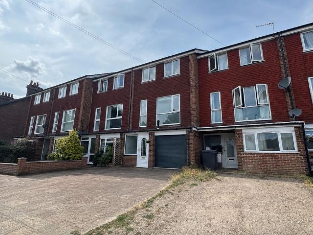 Bellingdon Road, Chesham HP5, 3 bed property to rent, £2,300 pcm | PrimeLocation