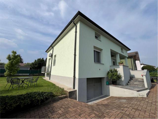 BELLISSIMA CASA SINGOLA CON GIARDINO IN CLASSE A