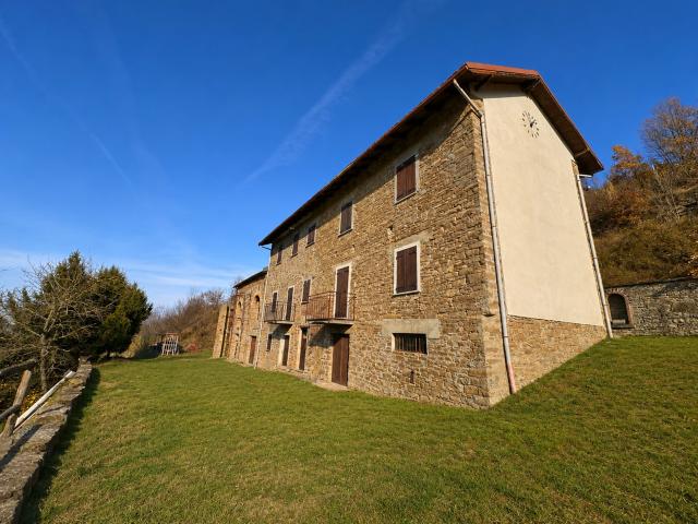 Bellissima cascina in pietra con vista panoramica sulle coll. 250m² Acqui Terme