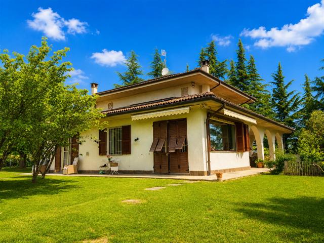 Bellissima villa immersa in un parco rigoglioso con laghetto. 400m² Acqui Terme