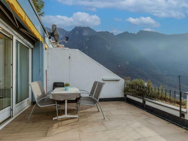 BELLISSIMO E AMPIO 2.5 VISTA LAGO CON TERRAZZA A ROVIO