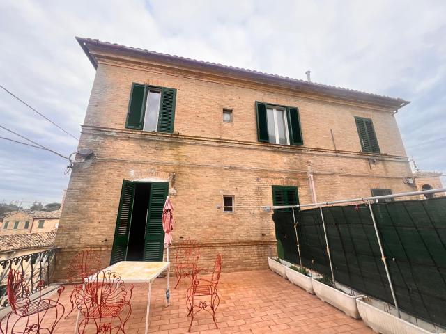 Bellissimo palazzo dei primi del '900, ideale per un B&B 700m² Castelplanio