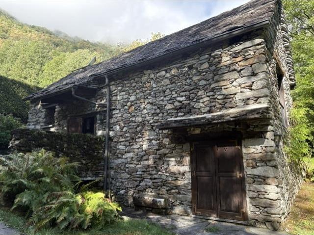 Bellissimo rustico con ampio terreno immerso nella natura / Wunderschönes Rustico mit grossem Grundstück immiten der Natur