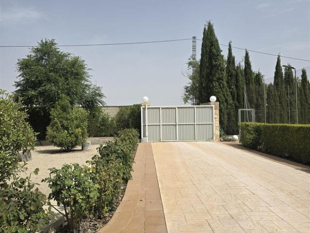 Bello Villa de Campo con 8,000 m², Piscina cubierta y Pista. 210m² Albacete