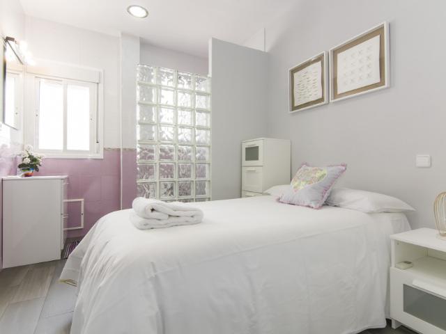 Bello piso nuevo de 2 Dormitorios y 2 baños, A/C