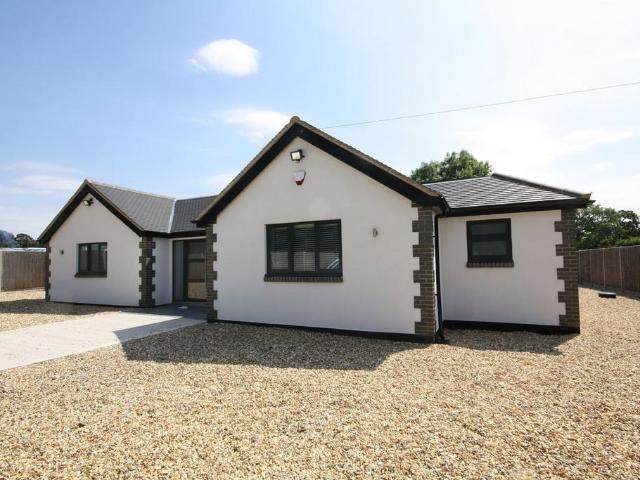 Bellswood Lane, IVER SL0 4 bed bungalow to rent £3,000 pcm £692 pw