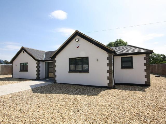 Bellswood Lane, Iver SL0, 4 bed bungalow to rent, £3,250 pcm | PrimeLocation