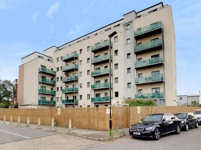 Bellvue Court, Staines Road, Hounslow TW3, 2 bed flat to rent, £1,900 pcm | PrimeLocation