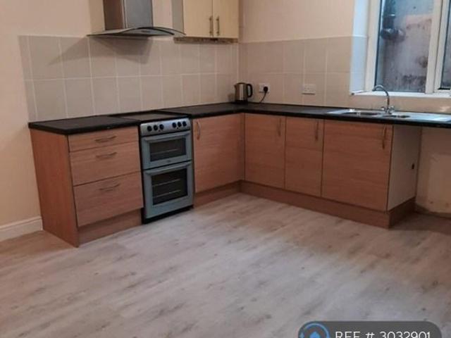 Belmont Place, Halifax, HX1 2 bed terraced house to rent £525 pcm £121 pw