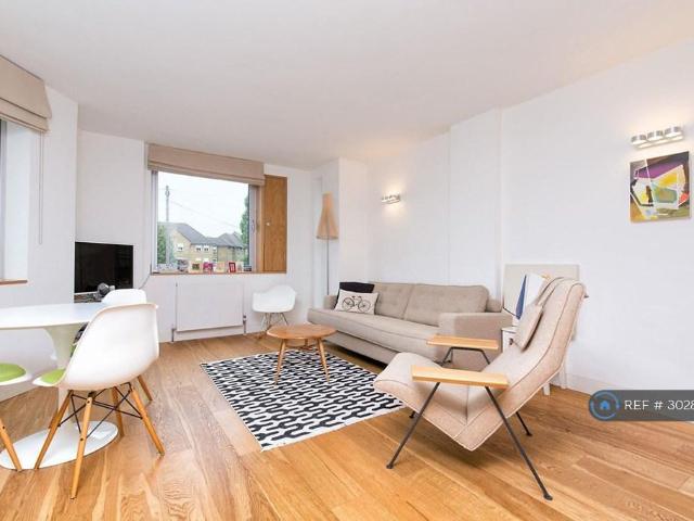 Belmont Road, London, W4 2 bed flat to rent £3,200 pcm £738 pw