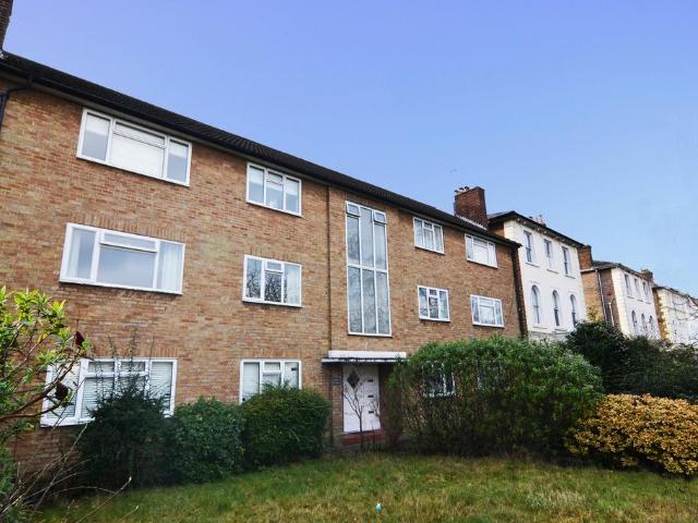 Belmont Road, Twickenham 2 bed apartment to rent £1,995 pcm £460 pw