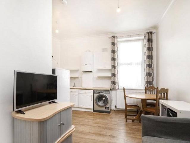 Belmont Street, Chalk Farm, NW1 2 bed flat to rent £2,496 pcm £576 pw