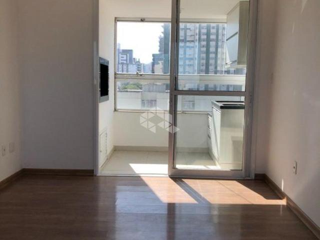 Belo apartamento com sacada