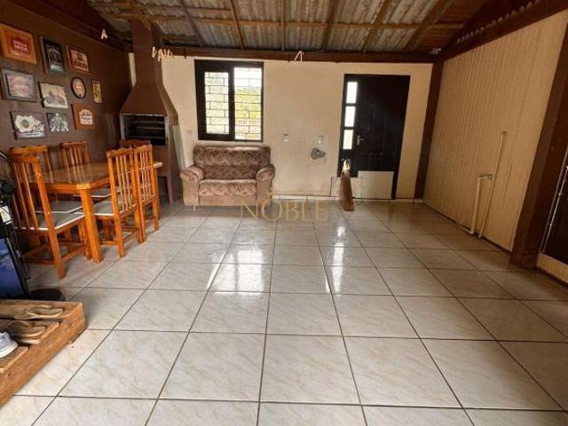 Belo imóvel com dois quartos, garagem, piscina e churrasqueira