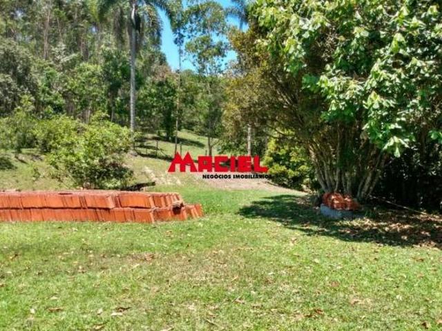 BELO SÍTIO ESTRUTURADO NA BEIRA DO ASFALTO PORTEIRA PRIVATIVO Só visitando p/ ver a MARAVILH