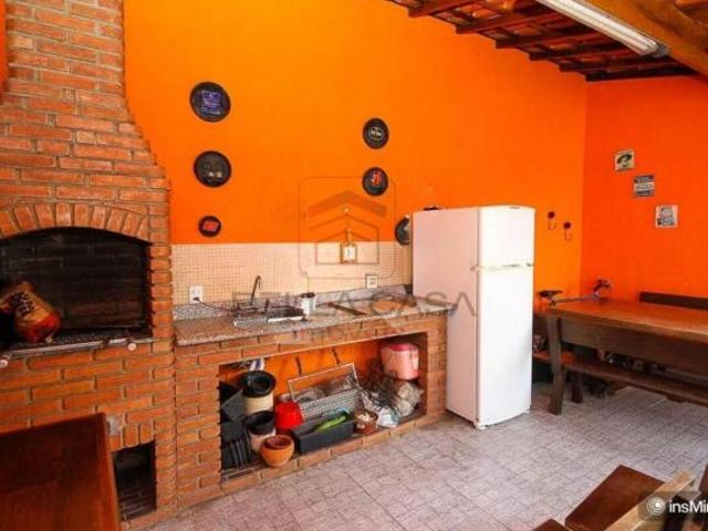 Belo Sobrado com Área Gourmet e Acabamentos de Alta Qualidade!