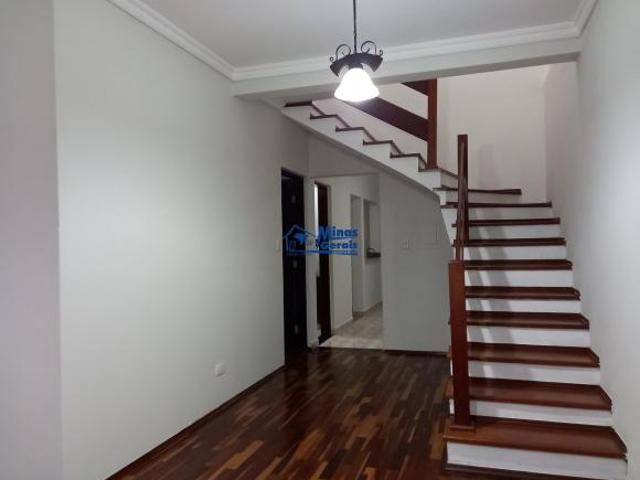 BELO SOBRADO NO JARDIM PORTUGAL, VENDE SE!