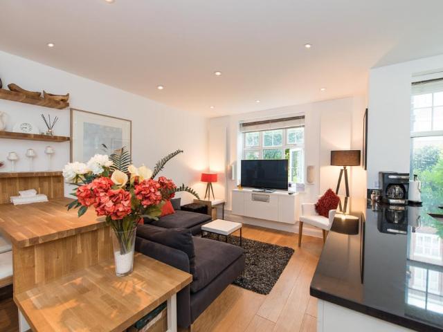 Belsize Grove, London, NW3 1 bed apartment to rent £2,600 pcm £600 pw
