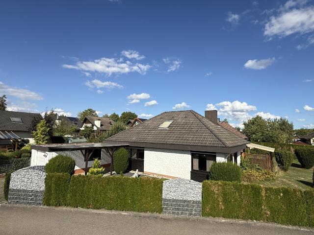 Bequemes Wohnen auf einer Ebene ATTRAKTIVES EINFAMILIENHAUS MIT SAUNA, GARAGE UND CARPORT