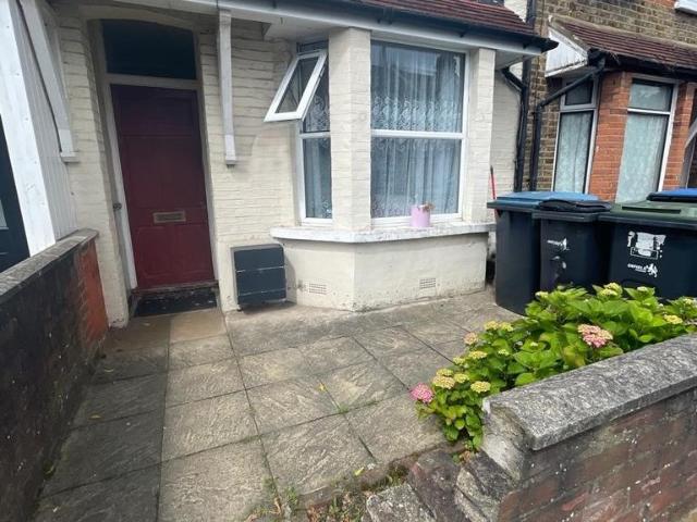Bertram Road, Enfield EN1 3 bed terraced house to rent £2,150 pcm £496 pw