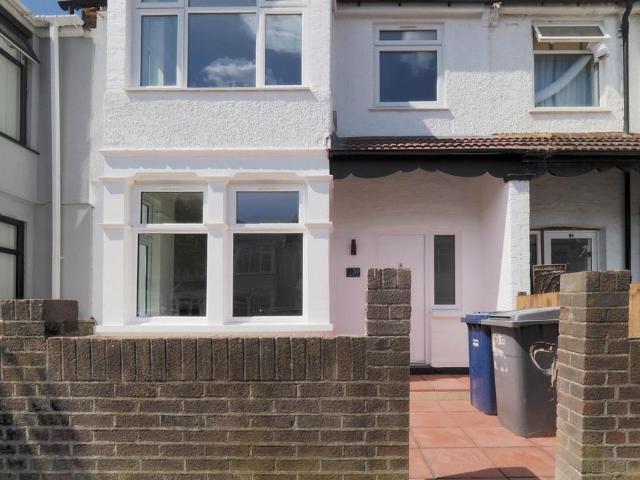 Bertram Road, London NW4 3 bed house to rent £2,700 pcm £623 pw