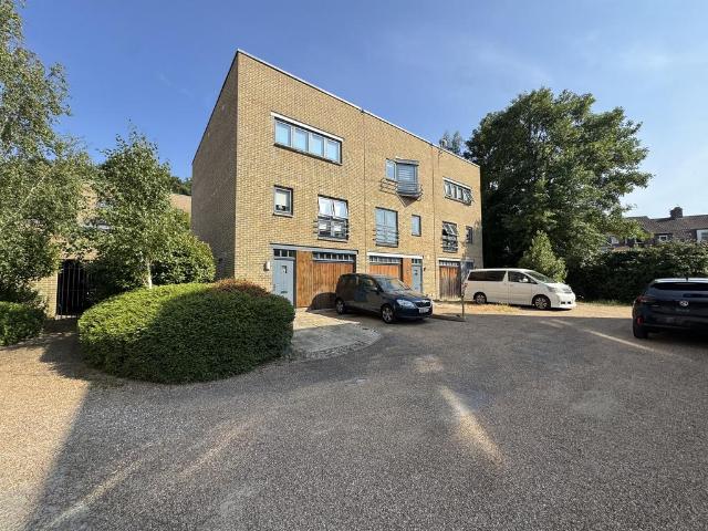 Bertram Way, NORWICH 4 bed townhouse to rent £1,850 pcm £427 pw