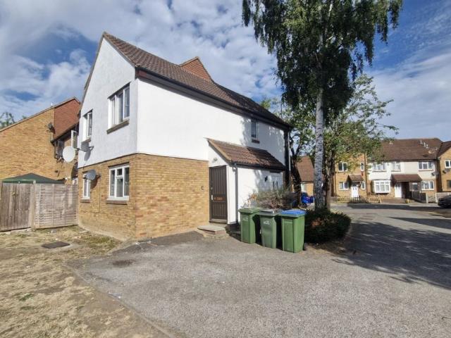 Bertrand Way, London SE28, 2 bed maisonette to rent, £1,650 pcm | PrimeLocation