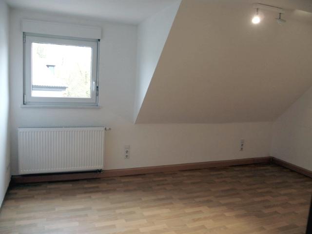 Berufstätige Einzelperson gesucht ! Schöne helle, moderne 2 Zi. Whg. in ruhiger Lage.