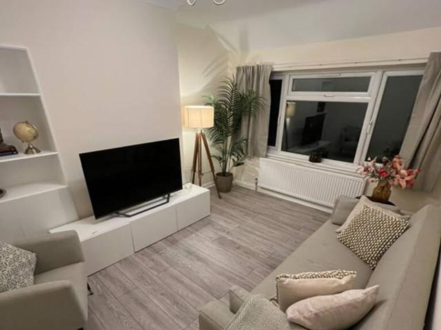 Berwick Avenue, Hayes, Middlesex UB4, 2 bed maisonette to rent, £2,100 pcm | PrimeLocation