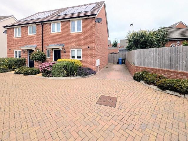 Berwick Close, Bracknell RG42 3 bed semi detached house to rent £2,100 pcm £485 pw