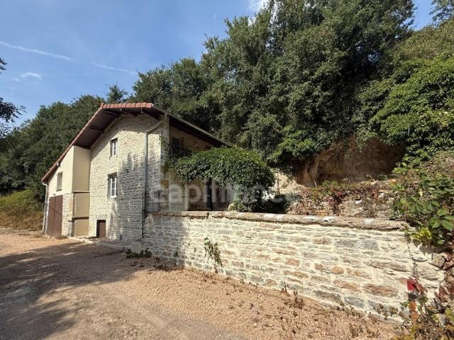 Berzé la Ville – Maison troglodyte avec grotte naturelle, charme brut et rénovation moderne