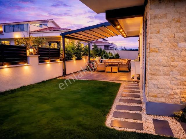 Bereketlerde Satılık Lüks 5+1 Bahçeli Müstakil Villa