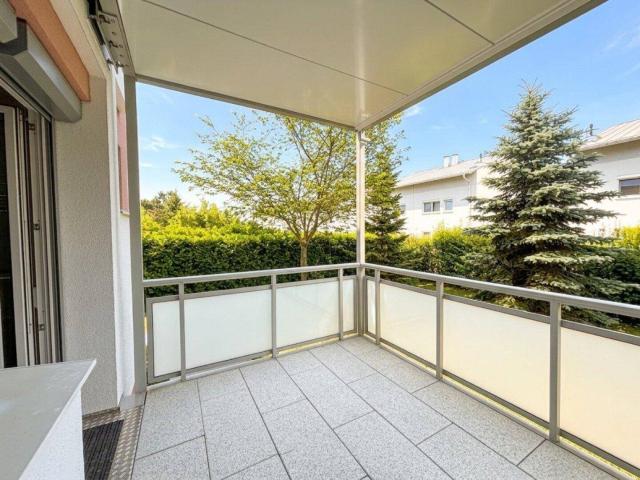 Bereit zum Einziehen teilmöblierte Gartenwohnung mit Küche, Terrasse und Parkplatz