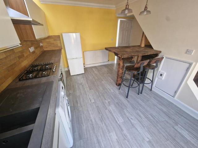 Beresford Road, Luton, Bedfordshire 2 bed semi detached house to rent £1,100 pcm £254 pw