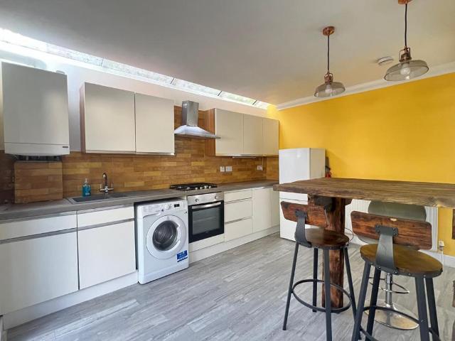 Beresford Road, Luton, Bedfordshire 2 bed semi detached house to rent £1,100 pcm £254 pw