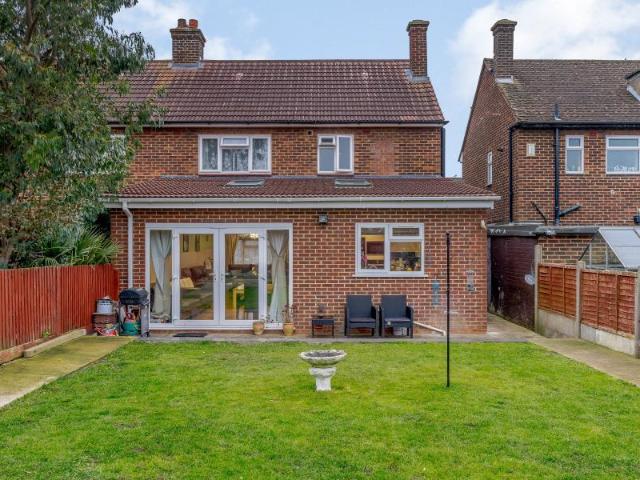 Beresford Road, Rickmansworth WD3 4 bed semi detached house to rent £2,350 pcm £542 pw