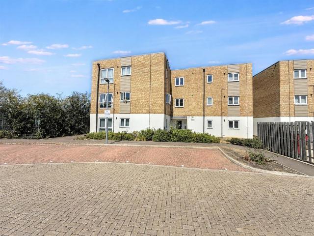 Beret Court, Bongrace Walk LU4, 2 bed flat to rent, £1,300 pcm | PrimeLocation