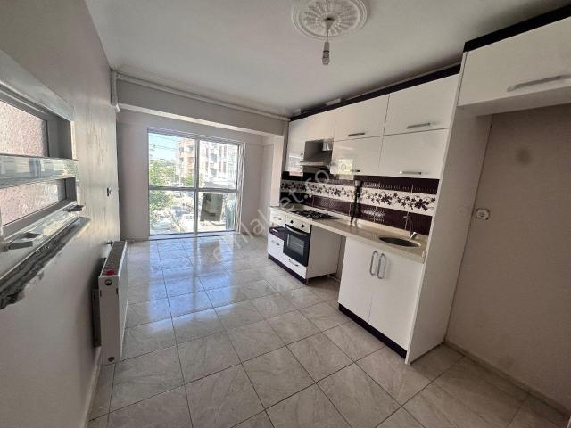 Bergama Şehir Merkezinde Asansörlü Doğalgazlı Kapalı Mutfak 3+1 Ara Kat Geniş Kiralık Daire