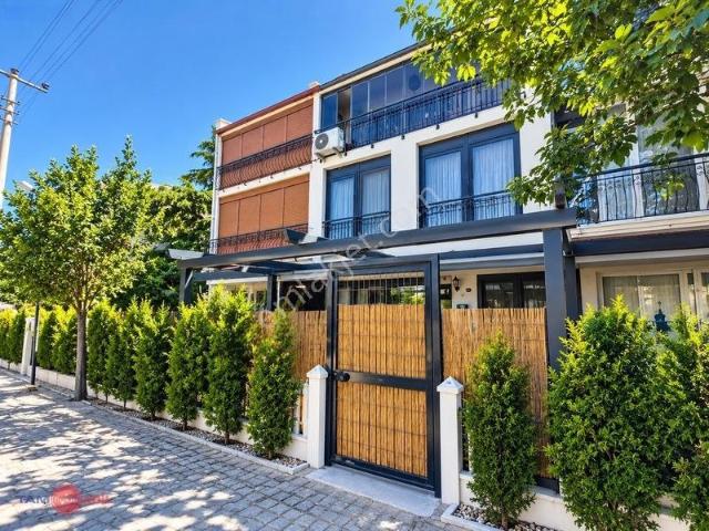 Bergama'nın Gözdesi Yuvam Sitesinde 5+1 Bahçeli Tripleks Villa