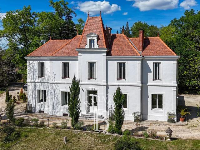 Bergerac – Manoir de caractère avec piscine et 11 hectares 280m² Bergerac