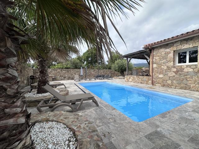 Bergerie 3 chambres piscine 100m² Chisa