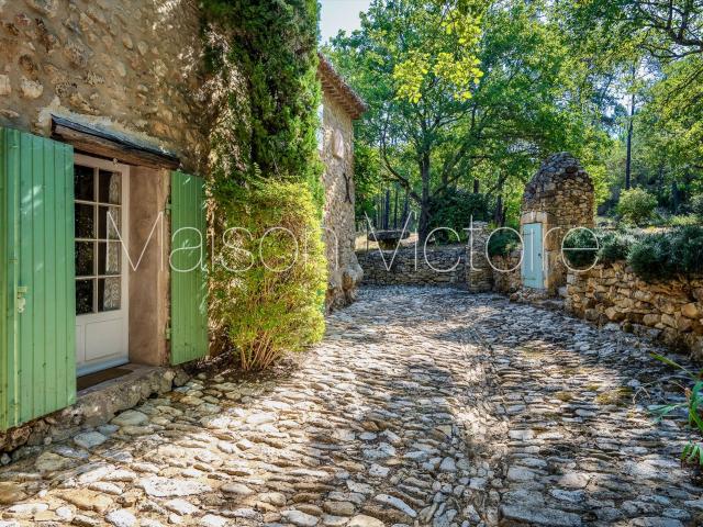 Bergerie du 18e siècle au cœur de la Provence sauvage. 140m² Bonnieux