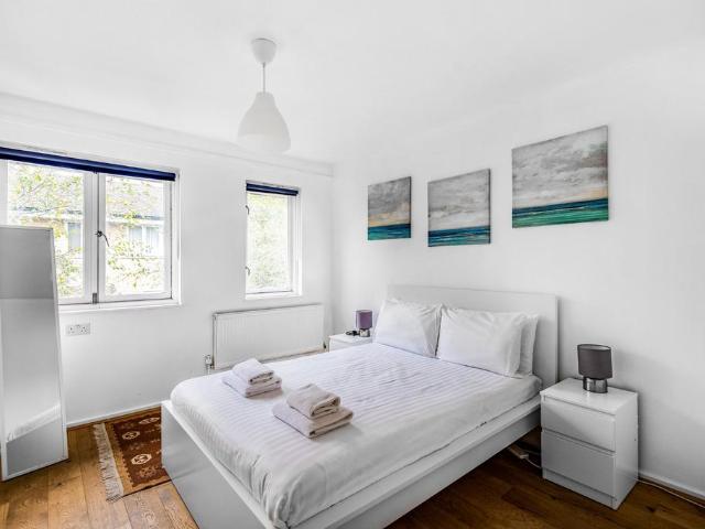 Bergholt Mews, Camden, London, NW1 2 bed terraced house to rent £3,200 pcm £738 pw