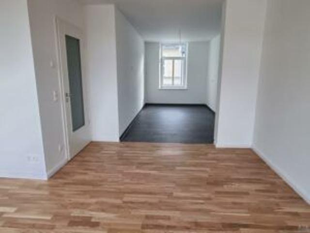 Bergstr. 7, Wohnung 2 ~~~ Einbauküche der Vormieterin gegen Entgelt möglich, Balkon, Fußbodenheizung, Parkett, Tageslichtbad mit Wanne und Dusche, Gäste WC, Keller