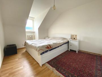 Bergpanorama im Dachgeschoß mit 3,5 Zimmer. Ab 1. Oktober 2026 Heizkosten inklusive