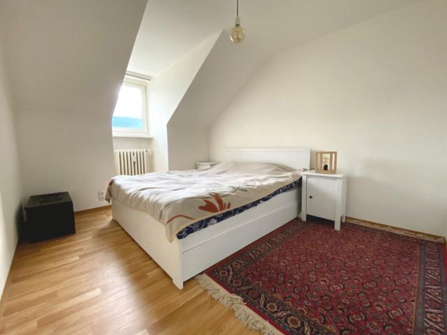 Bergpanorama im Dachgeschoß mit 3,5 Zimmer. Ab 1. Oktober 2026 Heizkosten inklusive