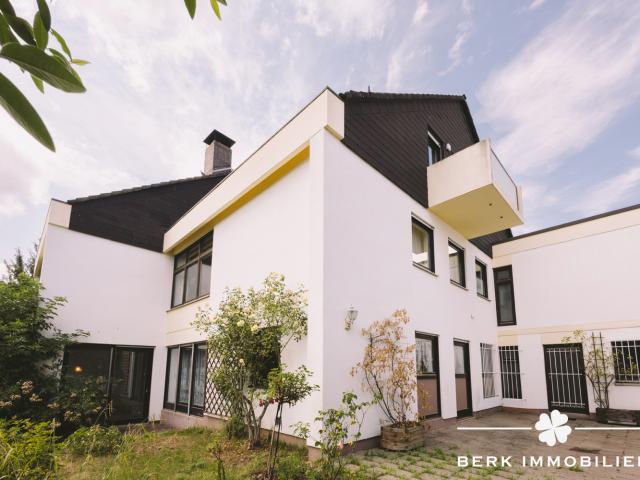 BERK Immobilien Architektenhaus mit Galerie, Indoor Pool und traumhafter Aussicht